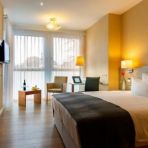 Zimmer mit Kingsize-Bett